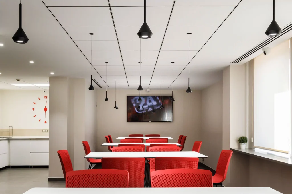 Comedor moderno y áreas comunes para usuarios de despachos profesionales y oficina virtual en TRBC Sevilla.