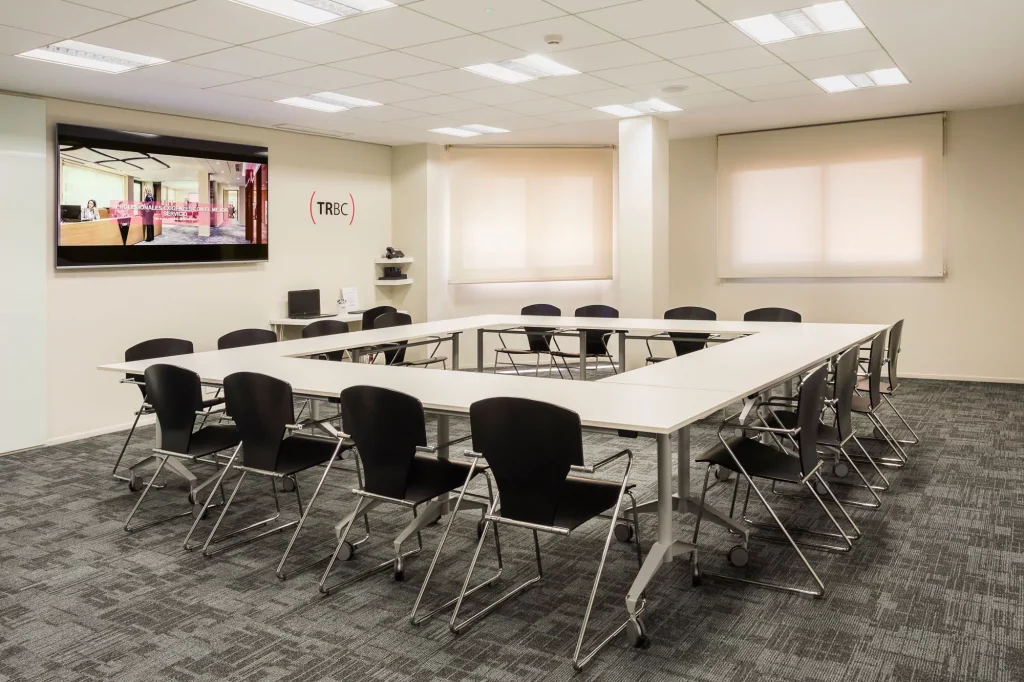 Sala de reuniones corporativa y equipada en el centro de negocios TRBC en Sevilla.